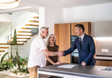 Le viager immobilier repose sur un principe simple. Il permet de vendre un bien contre une rente versée à vie.