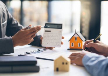 La vente immobilière soulève de nombreuses questions, surtout lorsqu’il s’agit de choisir entre vente directe et intermédiaire.