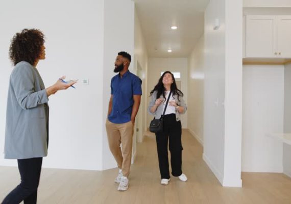 Lors d’un achat immobilier, le compromis de vente constitue une étape essentielle. En effet, cet avant-contrat engage
