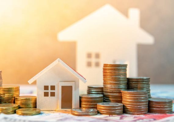 L’achat immobilier ne se limite pas au prix du bien. En effet, de nombreux frais annexes s’ajoutent. Ainsi, il est essentiel