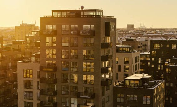 Tout d’abord, une rénovation avant de mettre en vente un bien peut améliorer sa présentation. En effet, un logement propre,