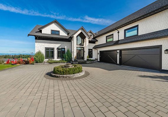 Un mandat de vente immobilier est un contrat écrit entre un propriétaire et un professionnel. Ce document autorise un agent