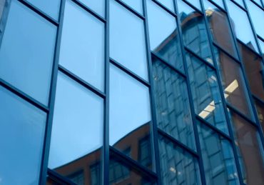 Le mandat de vente est un contrat liant un vendeur à un professionnel de l’immobilier. Il définit les conditions de la mise